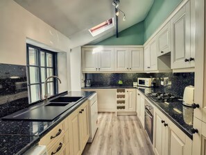 Dishwasher, cookware/dishes/utensils - 20 Bridge Street (Morpeth)