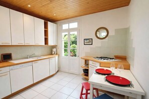 Fridge, microwave, oven, dishwasher - Bright house with terrace and garden (La Baule-Escoublac)