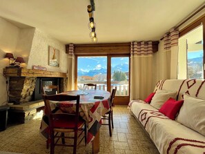TV, fireplace - Mont Blanc view and hiking trails in Combloux (Combloux)