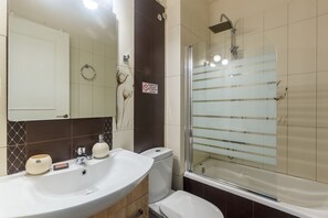 Regadera, toallas, jabón, shampoo 