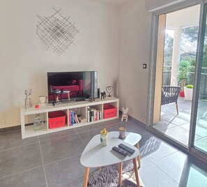 TV - Saint-Raphaël: Apartment Near Beach & Pool (Saint-Raphaël)