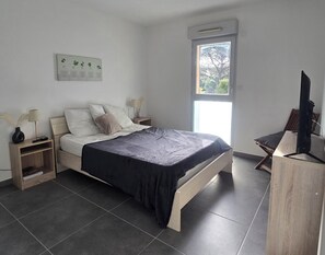 1 bedroom, iron/ironing board, WiFi - Saint-Raphaël: Apartment Near Beach & Pool (Saint-Raphaël)