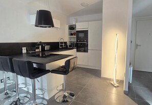 Fridge, microwave, oven, dishwasher - Saint-Raphaël: Apartment Near Beach & Pool (Saint-Raphaël)