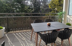 Outdoor dining - Saint-Raphaël: Apartment Near Beach & Pool (Saint-Raphaël)