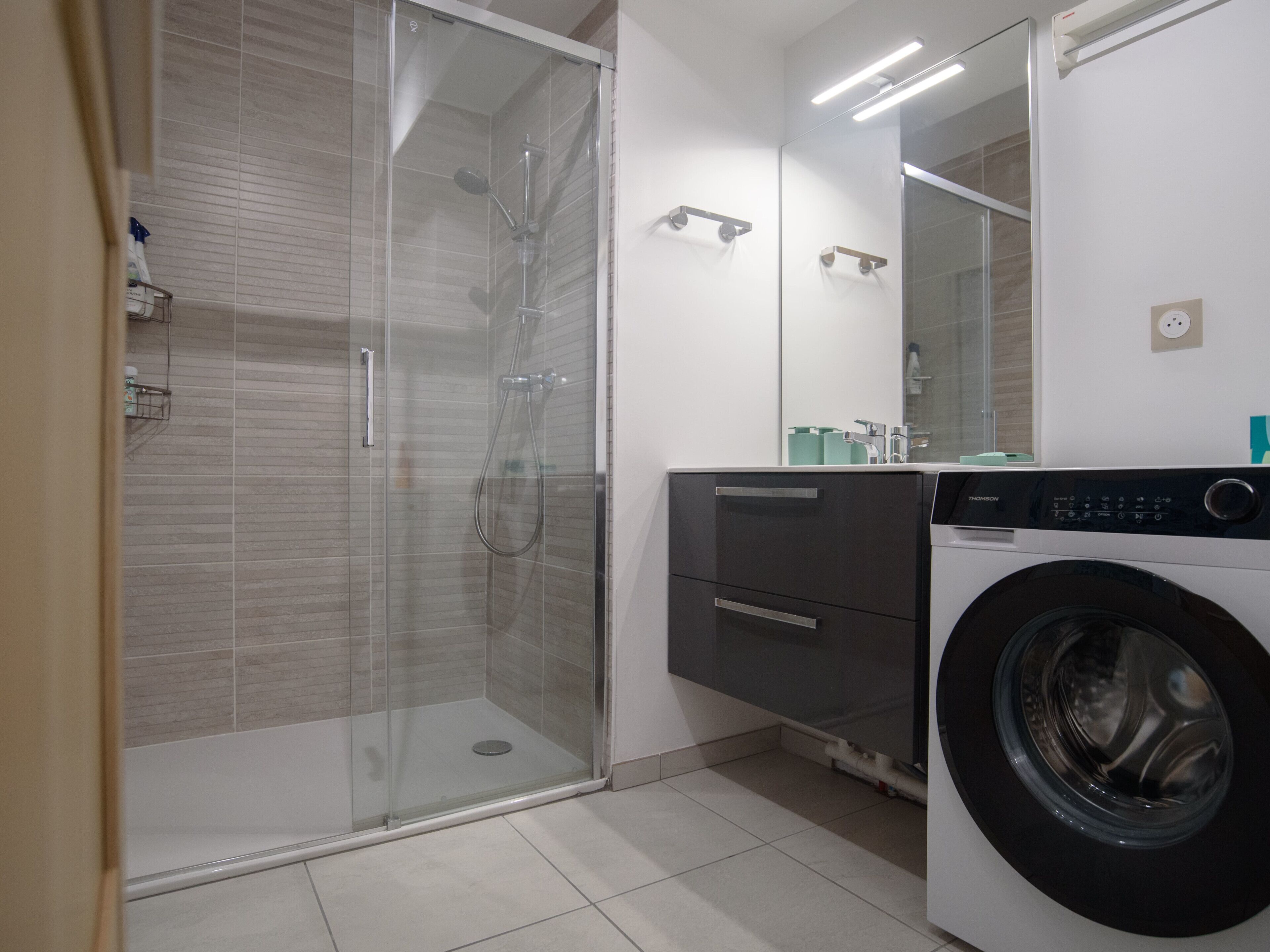 Shower, hair dryer, towels