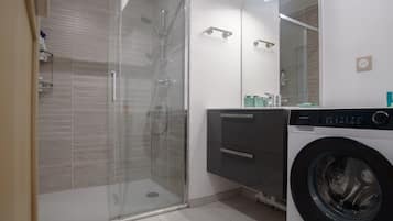 Shower, hair dryer, towels