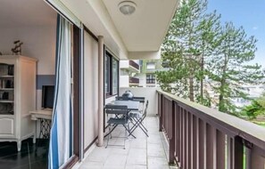 Outdoor dining - Swimming pool and view in Trouville-sur-Mer (Trouville-sur-Mer)