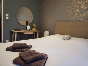 3 bedrooms, iron/ironing board, free WiFi, bed sheets - To complete (Reims)