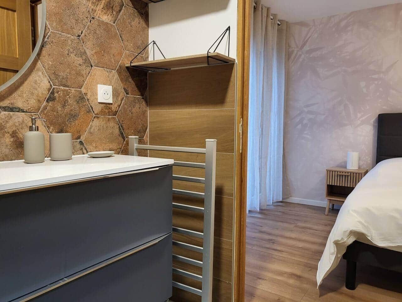 3 chambres, fer et planche à repasser, Wi-Fi gratuit, draps fournis