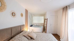 A bedroom with a bed, a wooden ladder, a bathroom with a bathtub, and a door. - To complete (Reims)