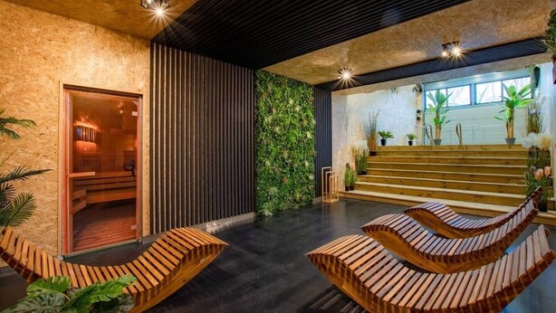 A modern interior with a wooden bench, a staircase, and a wall with vertical wooden slats. - Loft Détente Fun Champagne Experience (Isles-sur-Suippe)