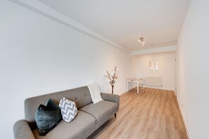 Living area - Modern 2-Bed Flat Near Warren Street (Greater London)