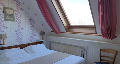 Chambre dâhĂŽtes « Ferme des 4 Vents - Chambre Autan » avec vue mer et Wi-Fi