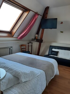 Room - Guest Room 'Ferme des 4 Vents - Autan Room' with Sea View and Wi-Fi (Audinghen)