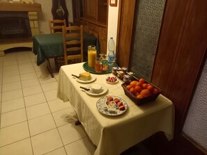 Dining - Guest Room "Ferme Des 4 Vents - Sirocco" with Sea View and Wi-Fi (Audinghen)
