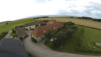Un quartier résidentiel avec des maisons, une route et une vue sur la mer.