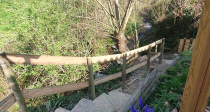 Cottage champĂȘtre avec ruisseau