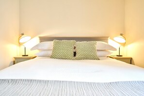 4 habitaciones, tabla de planchar con plancha y ropa de cama 