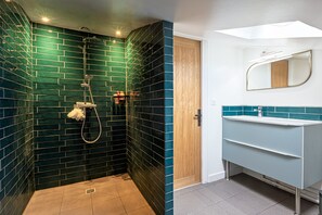 Een douche, een haardroger, handdoeken