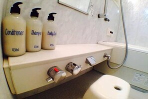 Haartrockner, Bidet, Handtücher, Seife