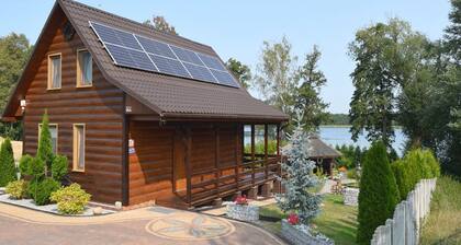 Large House With Private Garden, Right on the Lake