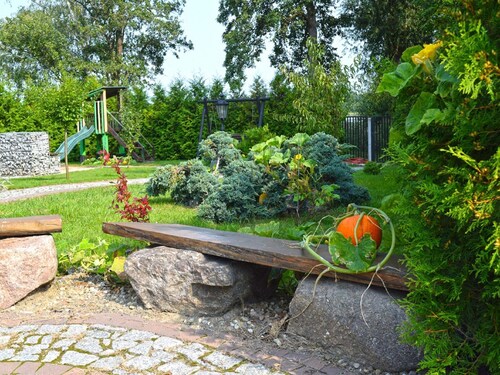 Large House With Private Garden, Right on the Lake