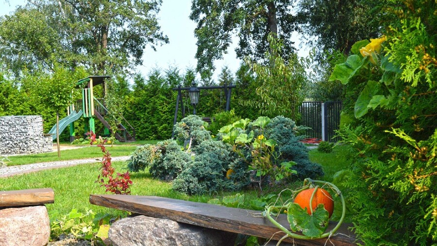 Large House With Private Garden, Right on the Lake