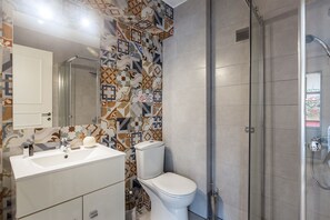 Shower, towels, soap, shampoo - Apartment Terryne, Spacious Studio Apartment, Athens (Athens)