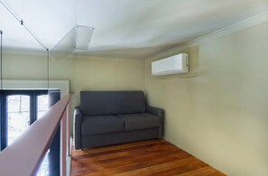 Living area - Ammos Suite – Business Room with Balcony, Wi-Fi and Air Conditioning (Castellammare di Stabia)