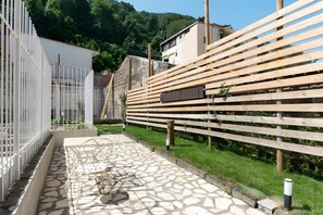 Outdoor dining - Ammos Suite - Garden Room with Private Terrace, Wi-Fi, and Air Conditioning (Castellammare di Stabia)