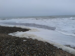 A pebbly beach with waves lapping at the shore. - Gîte Rural La Mousson, Studio: Sea View, Shared Garden & Wi-Fi (Audinghen)