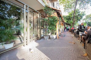 Outdoor dining - Apartment with Air Next to the Beach and Subway (Rio de Janeiro)