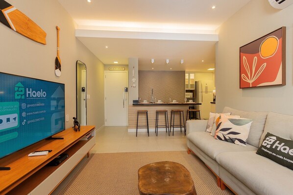 Living area - Apartment with Air Next to the Beach and Subway (Rio de Janeiro)