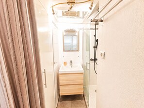 Shower, hair dryer, towels - Naturiste Cap d'Agde Port Nature 374 (Agde)
