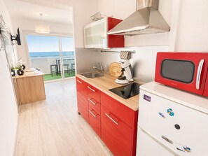 Fridge, microwave, stovetop, coffee/tea maker - Naturiste Cap d'Agde Port Nature 374 (Agde)