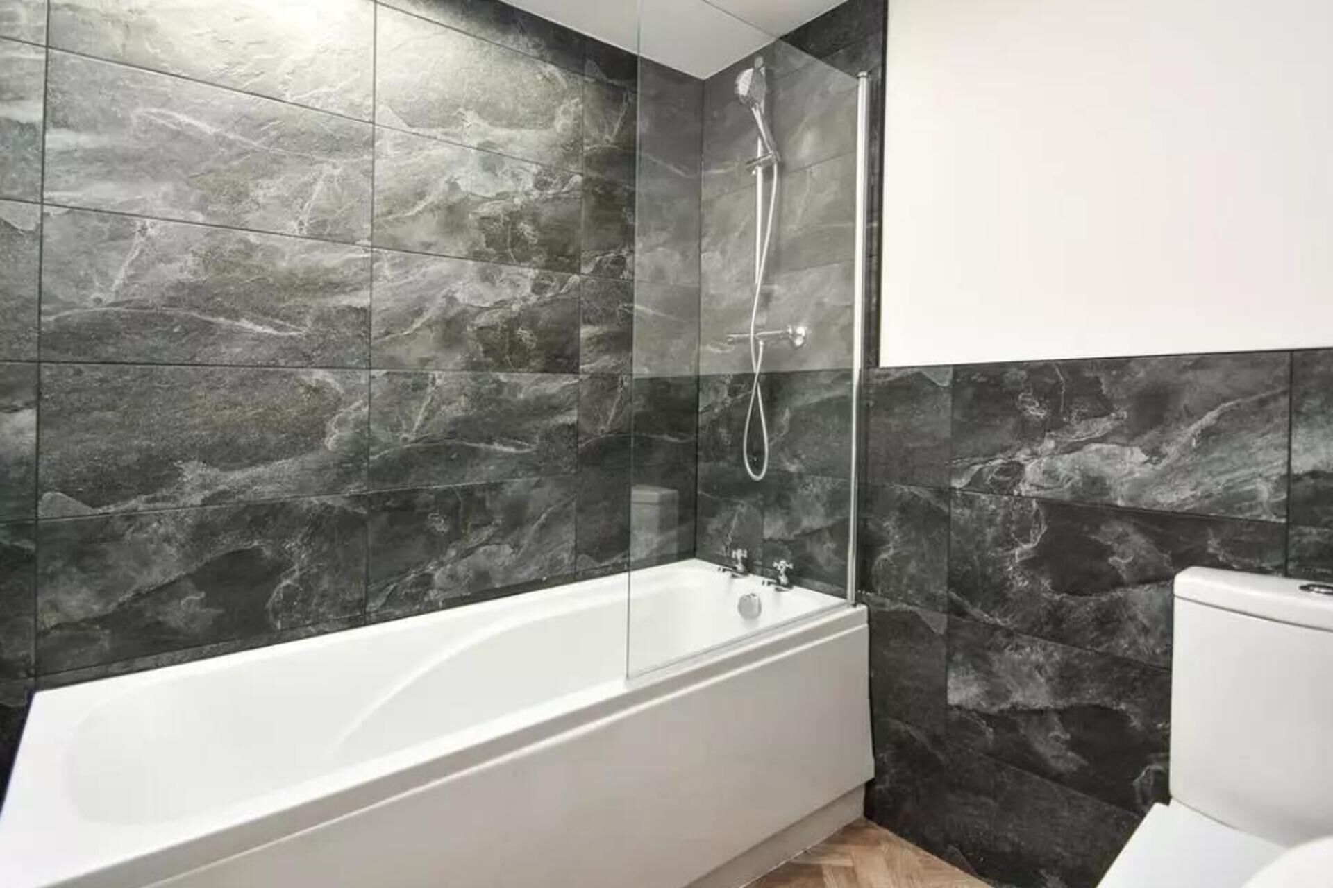 Ducha, bañera profunda, toallas