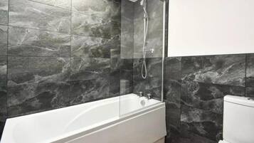Ducha, bañera profunda, toallas