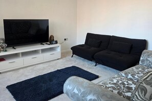 Living area - 8 Bedroom House Sleeps 20 - Private Garden (Wolverhampton)