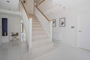 Interior - 8 Bedroom House Sleeps 20 - Private Garden (Wolverhampton)