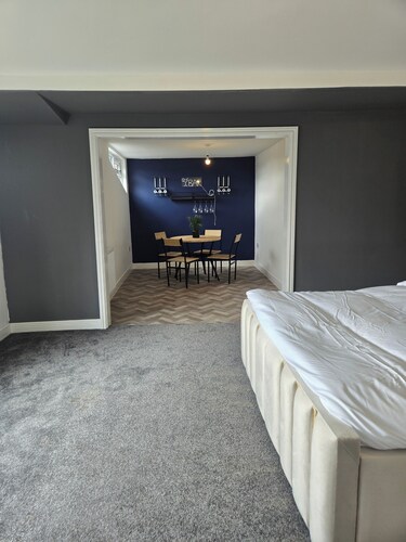 8 Bedroom House Sleeps 20 - Private Garden