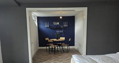 8 Bedroom House Sleeps 20 - Private Garden