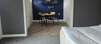 8 Bedroom House Sleeps 20 - Private Garden