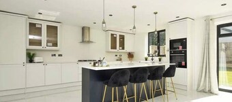 8 Bedroom House Sleeps 20 - Private Garden