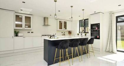 8 Bedroom House Sleeps 20 - Private Garden