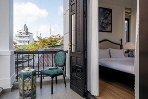 Blackout curtains, soundproofing, iron/ironing board, free WiFi - An Dinh La Maison by Teky House (Thuan Hoa)