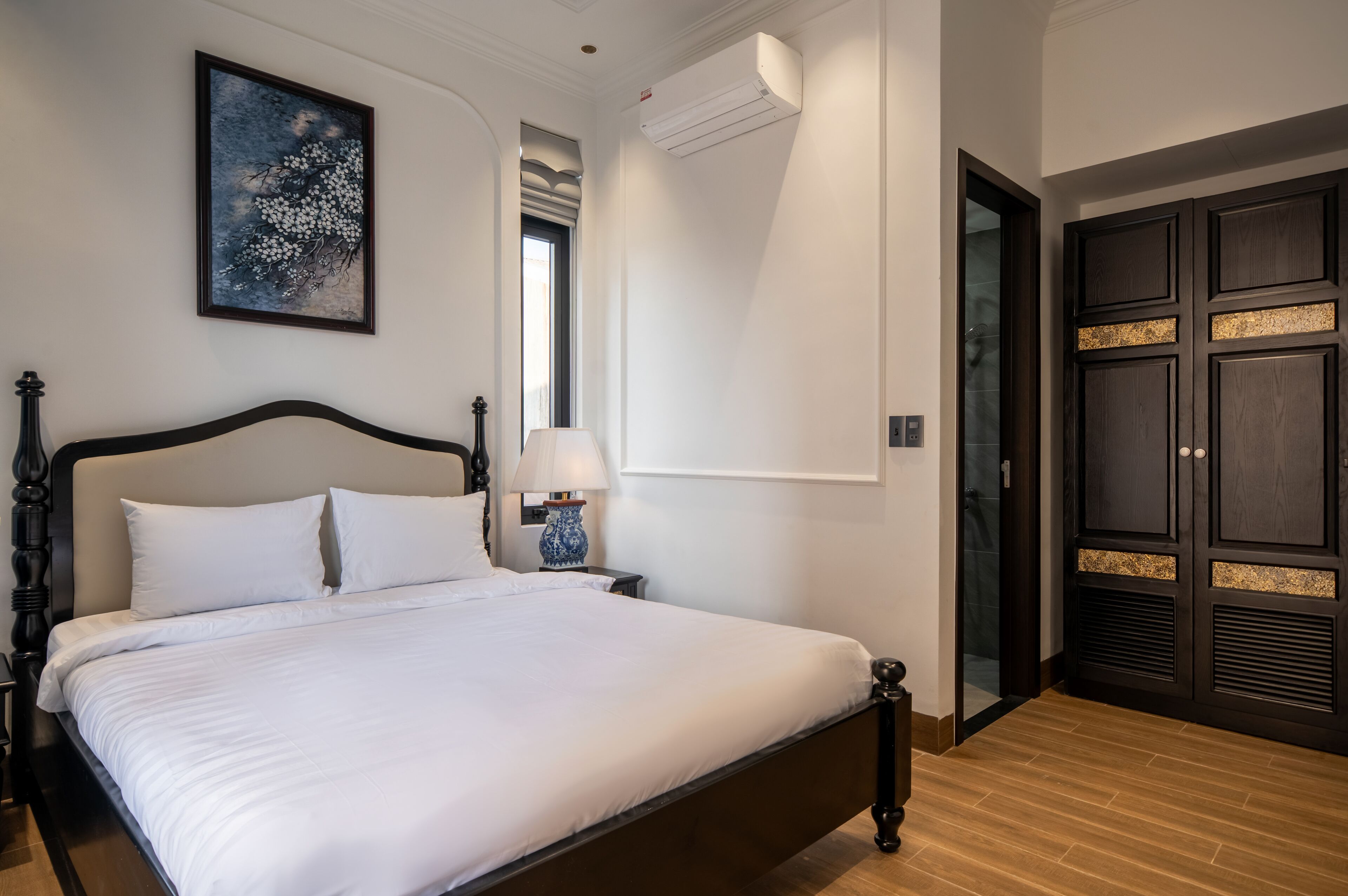 Suíte, sacada, vista para a cidade