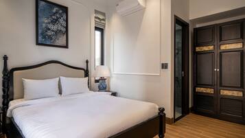 Suíte, sacada, vista para a cidade