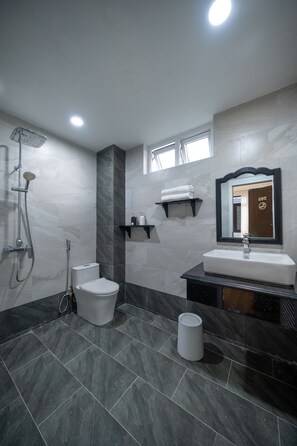 City Quadruple Room | Bathroom - An Dinh La Maison by Teky House (Thuan Hoa)