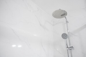 Shower, hair dryer, towels - GuestReady - Charming Porto Retreat (Porto)