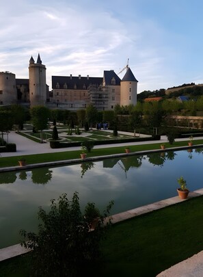 A castle with towers, a courtyard, and a reflecting pond. - Apartment 'Agréable' with Wi-Fi (Villefranche-de-Rouergue)
